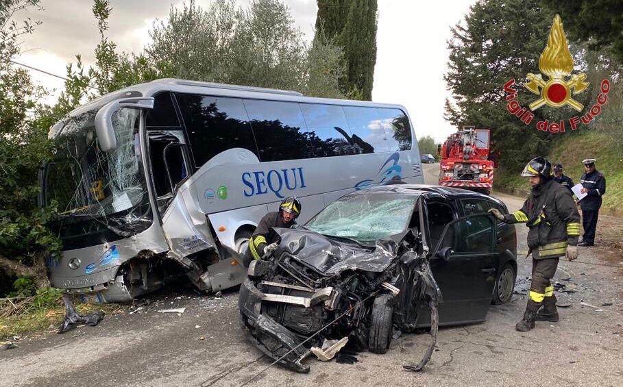 Incidente ad uno scuolabus: si è scontrato con un’auto FOTO