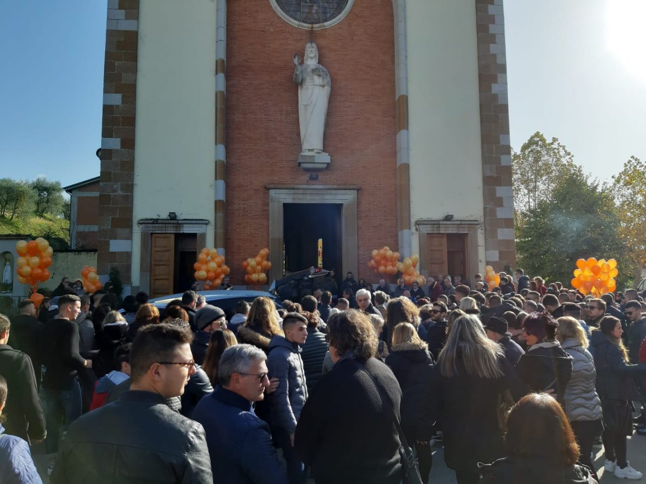 Lorenzo Destro: una folla ai funerali – GUARDA IL VIDEO