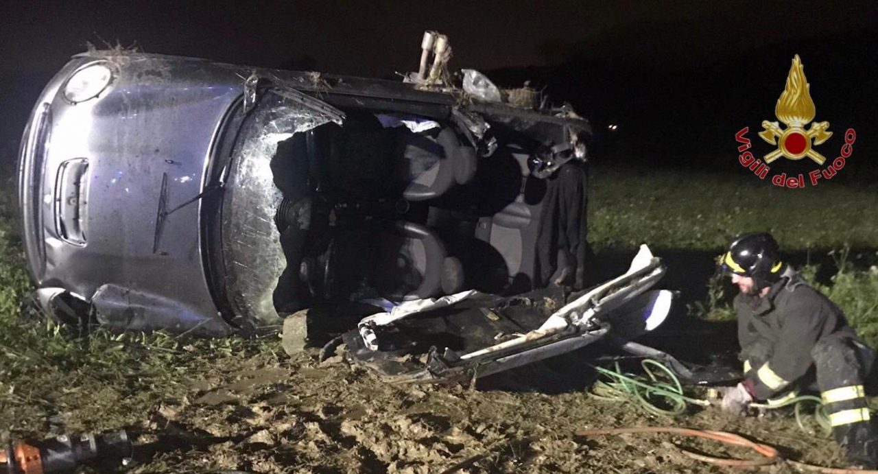 Auto sbanda e finisce in un campo