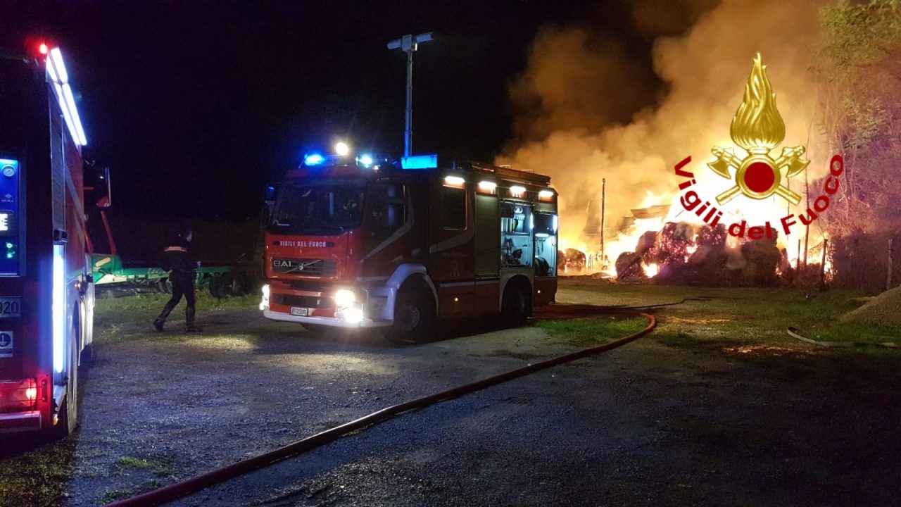 Incendio in due capannoni che contenevano rotoballe di fieno FOTO