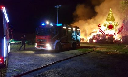 Incendio in due capannoni che contenevano rotoballe di fieno FOTO