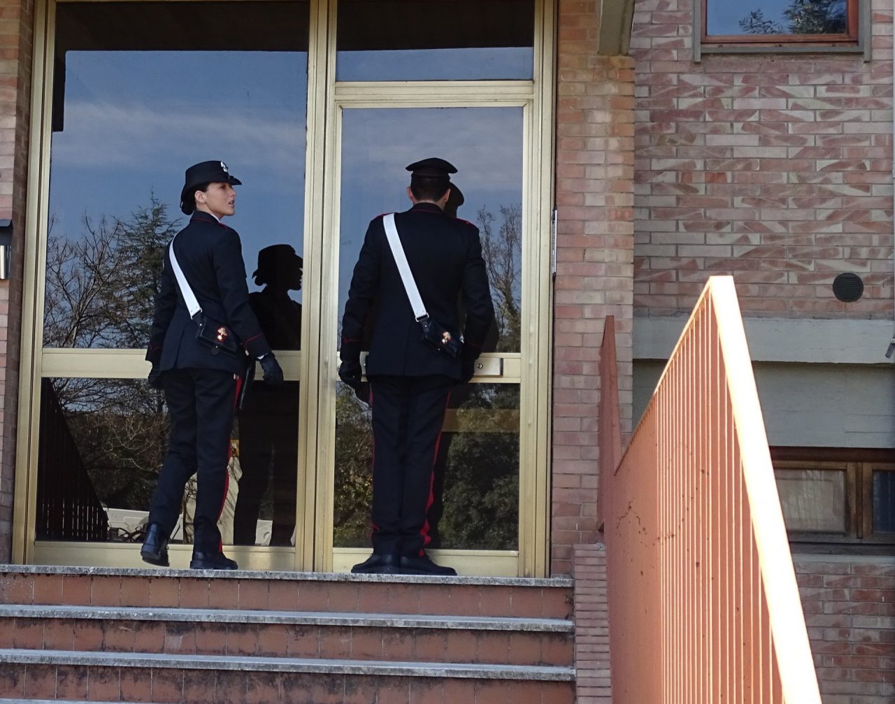 Esige 35mila euro per non divulgare foto e video espliciti: 35enne in manette a Pontedera