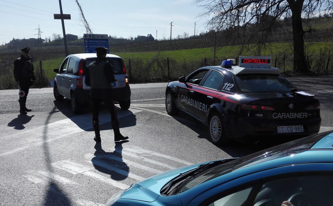 Carabinieri inseguono auto che non si era fermata al posto di blocco