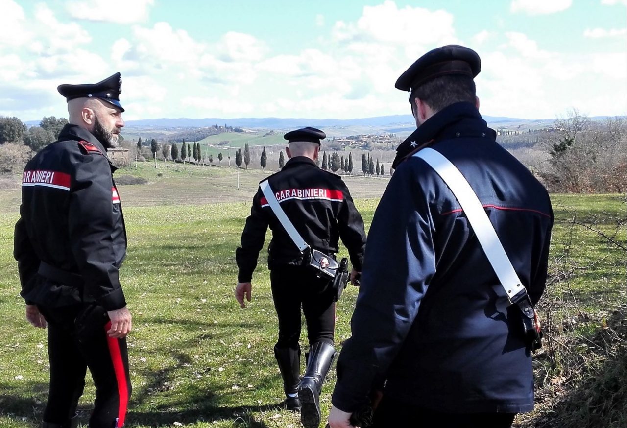 Cacciatore spara e accidentalmente colpisce una persona dietro le frasche