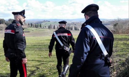 Cacciatore spara e accidentalmente colpisce una persona dietro le frasche