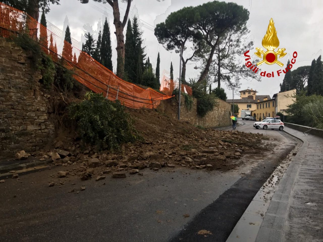 Forte pioggia: cede un muro a Firenze