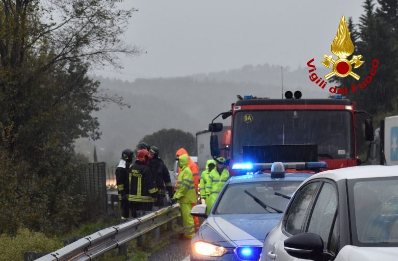 Incidente sulla Fi-Pi-Li: auto rimane in bilico – IL VIDEO E LE IMMAGINI