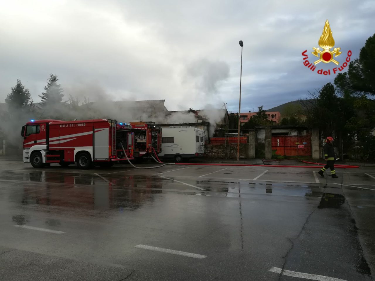 Incendio in un capannone abbandonato: dentro giacigli di fortuna