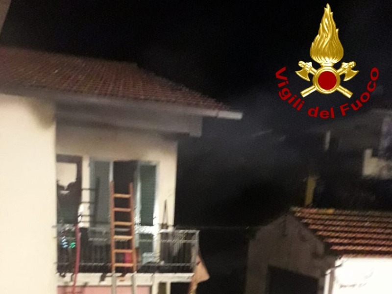 Incendio in un terra tetto: a fuoco una intera camera