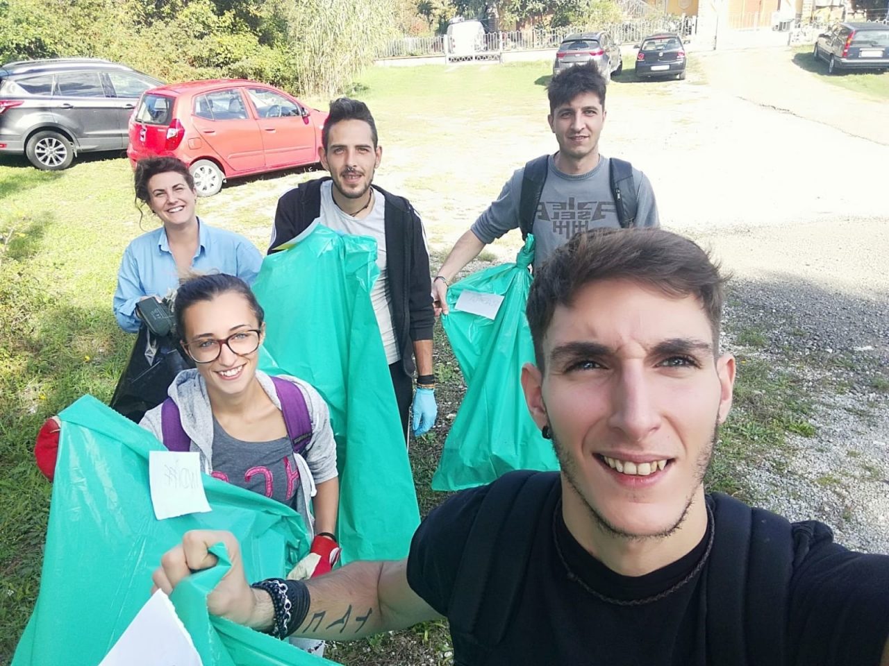 Trenta giovani a caccia di rifiuti tra i boschi del Chianti