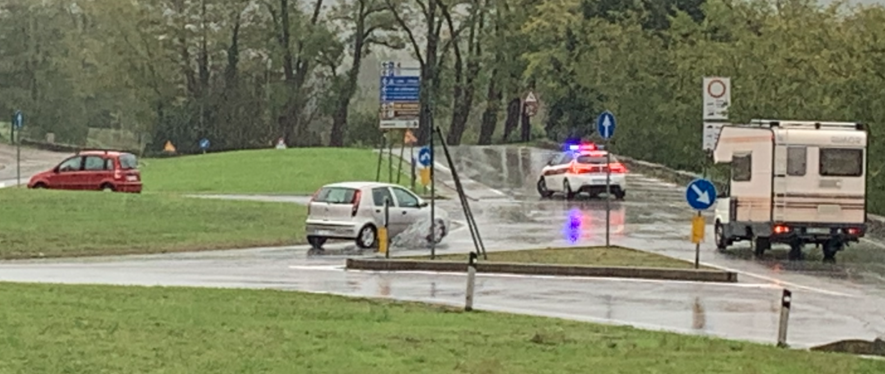 Pioggia e maltempo: problemi di viabilità alla rotonda di Campostaggia
