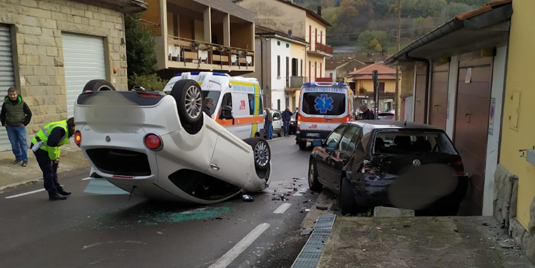 Auto ribaltata in un incidente