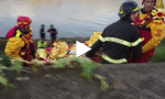 Cade in Arno dal ponte Santa Trinita VIDEO E FOTO