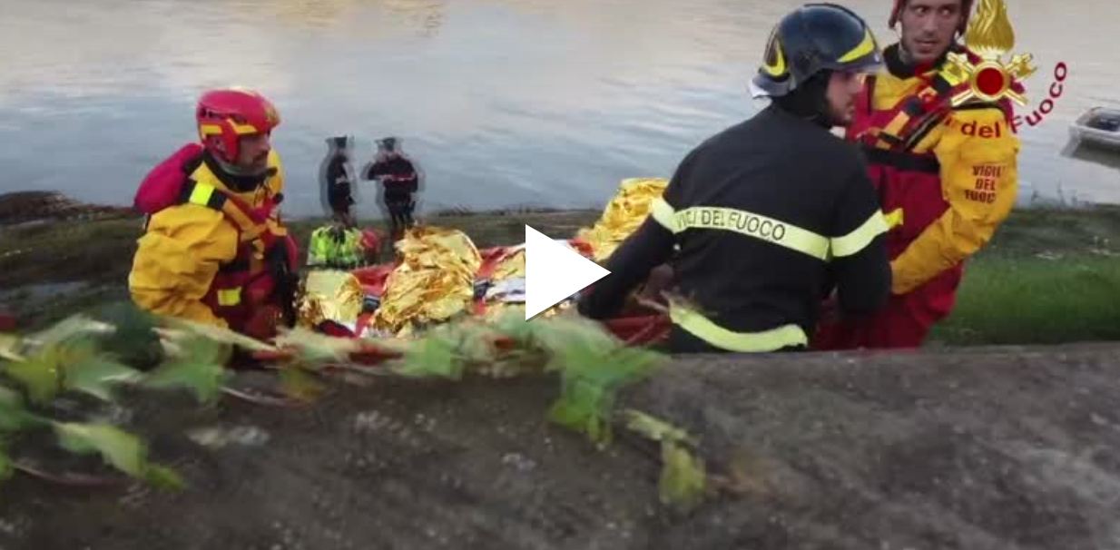 Cade in Arno dal ponte Santa Trinita VIDEO E FOTO