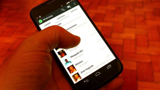 Incubo foto porno e bestemmie nella chat Whatsapp di gruppo alle medie