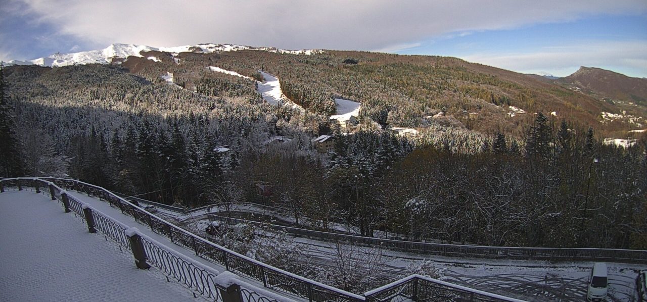 Neve nella notte in Appennino: ecco il risveglio di Abetone