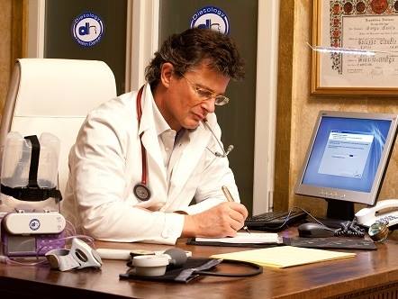 Invece della dieta prescriveva ansiolitici: arrestato medico torinese che esercitava a Pistoia