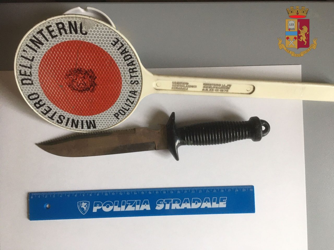 Coltello nascosto in auto: spunta fuori lama di 20 centimetri