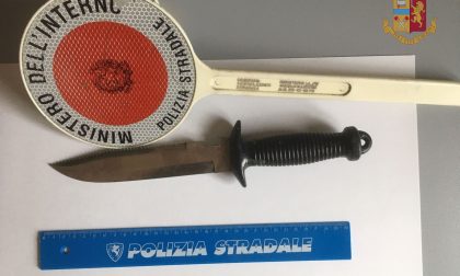 Coltello nascosto in auto: spunta fuori lama di 20 centimetri