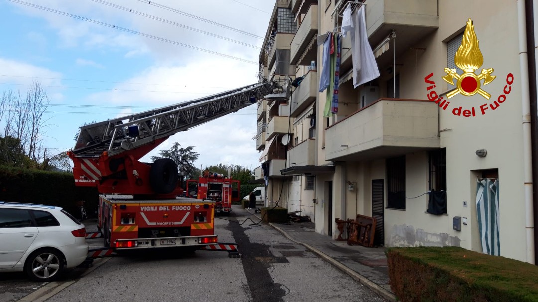 Fiamme in appartamento a Seano: vigili del fuoco intervenuti in fretta