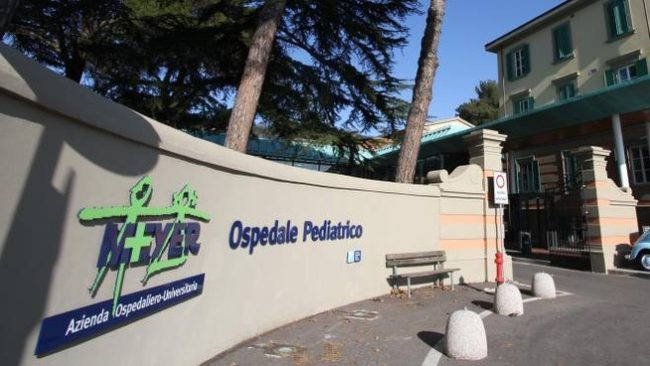 Neonata investita e sbalzata fuori dalla carrozzina, ricoverata d’urgenza al Meyer