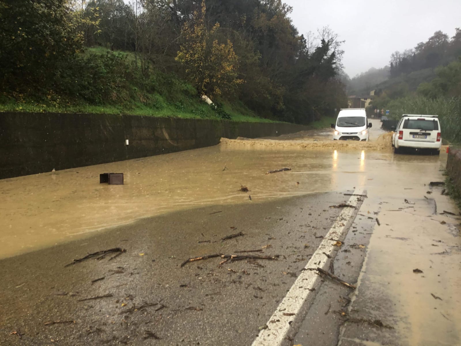 Maltempo: strada allagata a Lastra