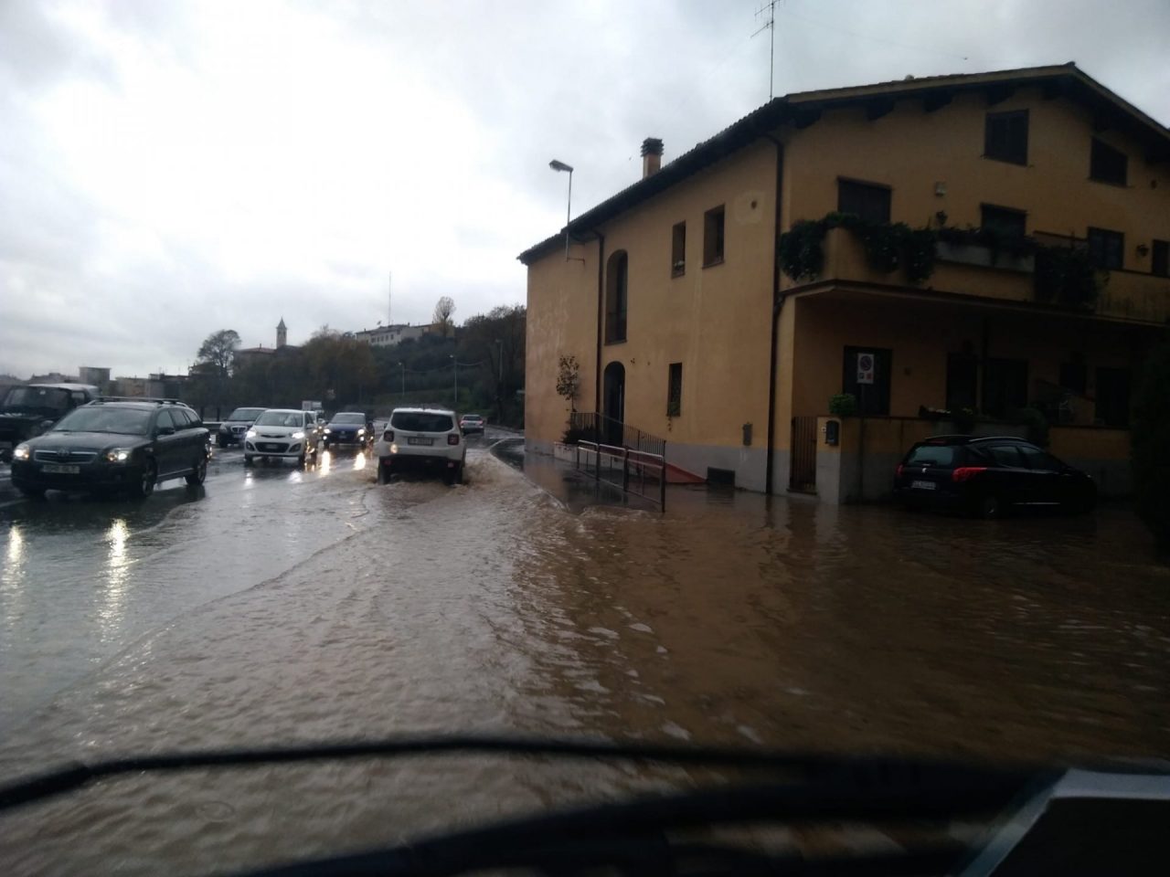 Allagamenti su tutta la Sr 325
