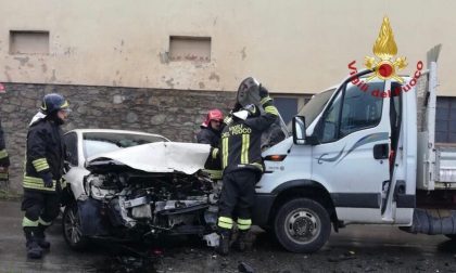 Incidente con più veicoli: coinvolte due vetture ed un autocarro