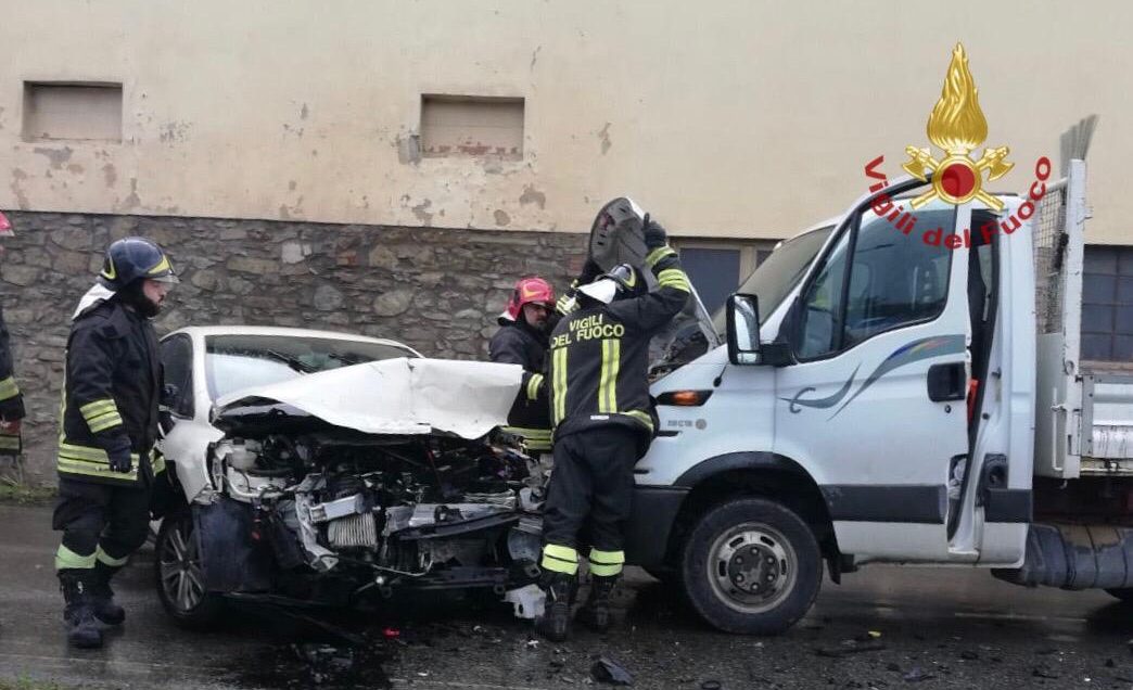 Incidente con più veicoli: coinvolte due vetture ed un autocarro