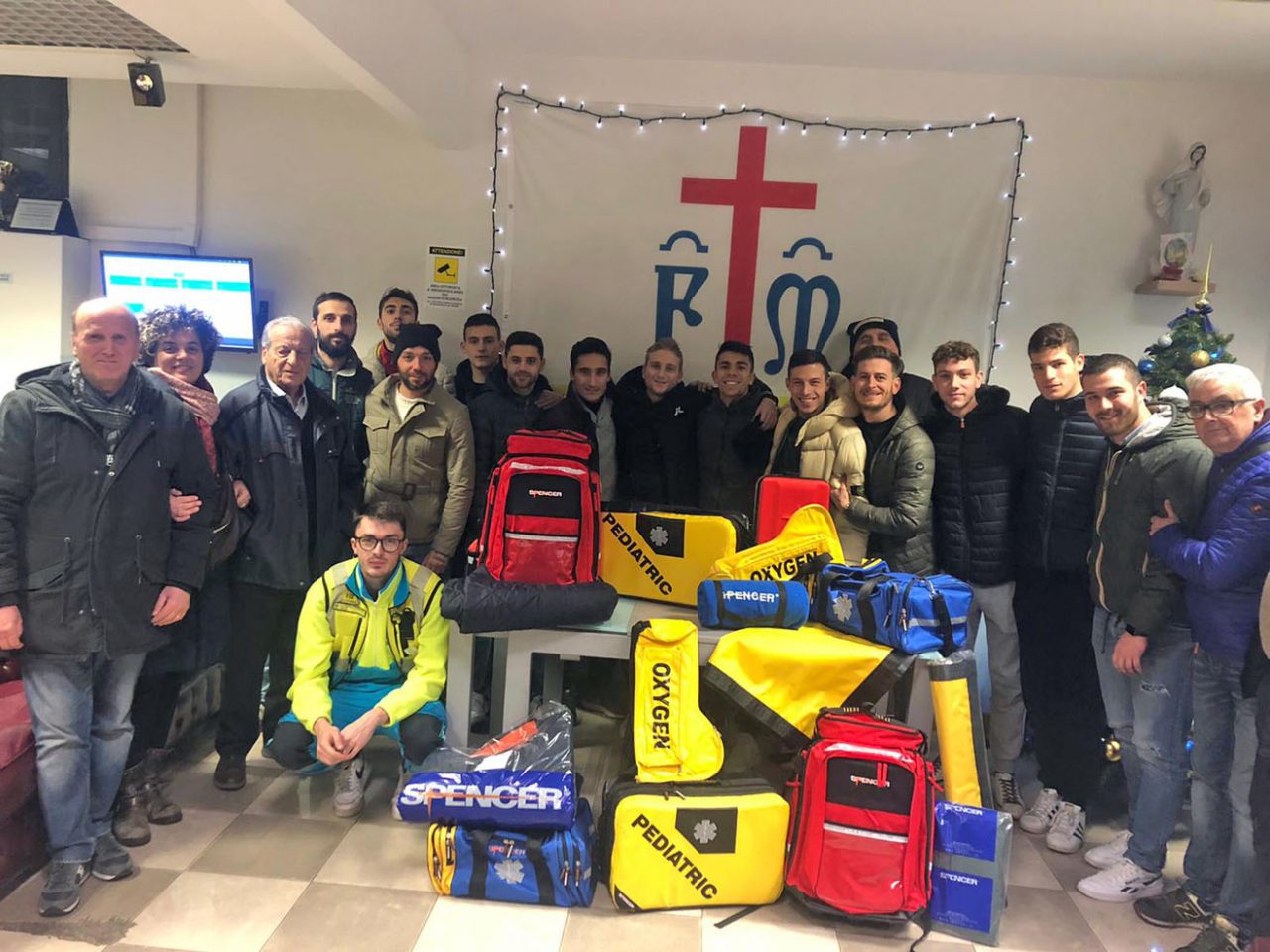 Asd Jolo calcio dona degli zaini per le emergenze santiarie alla locale Misericordia