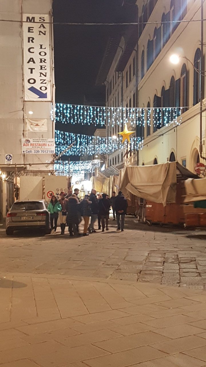 Oggi si accendono ufficialmente gli alberi di Natale. Ecco il programma della giornata