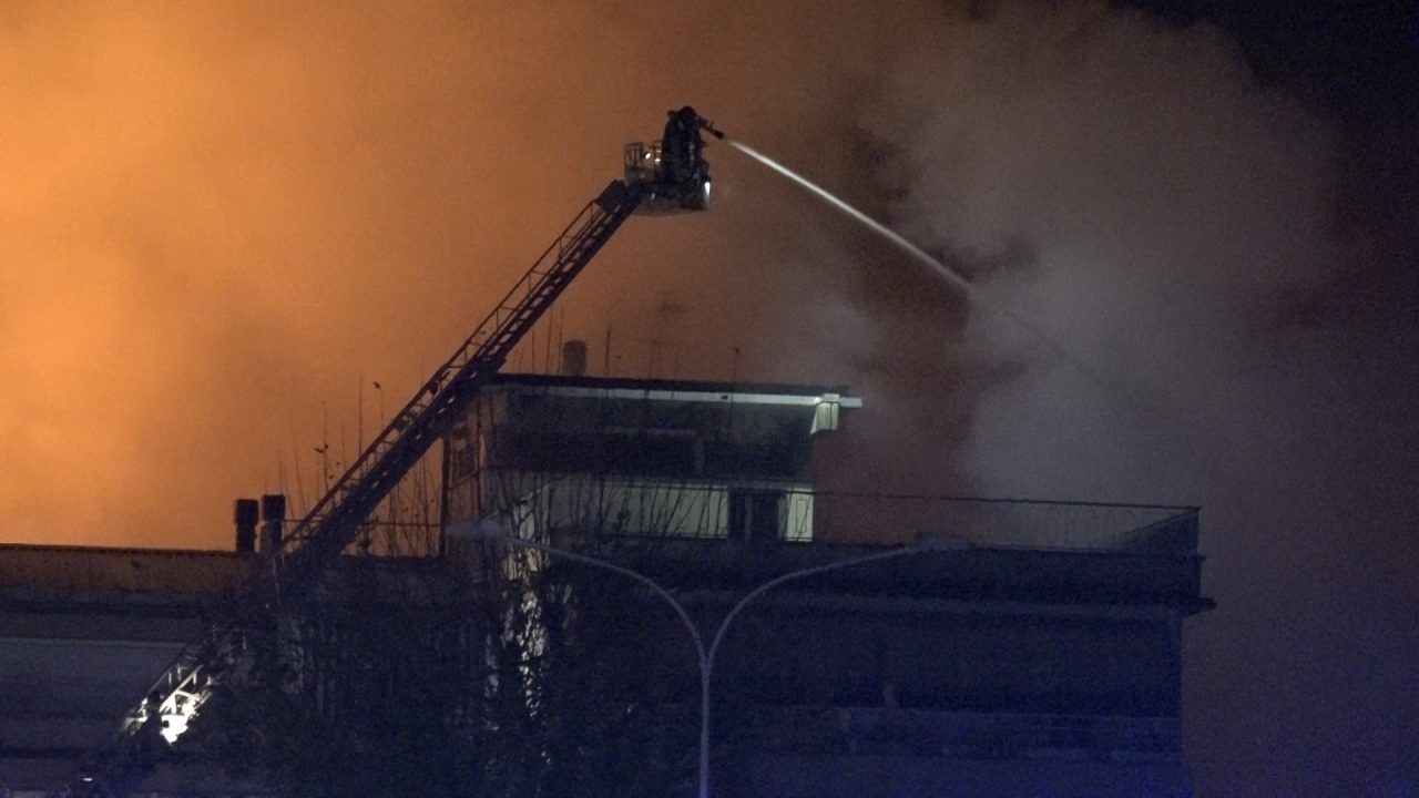 Paura a Larciano: le fiamme divorano la Filatura Delta