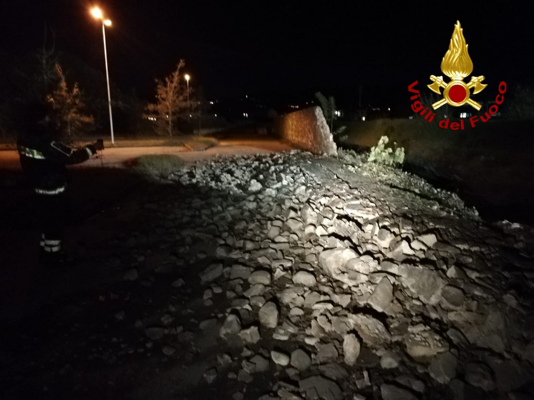 Crolla pezzo di muro alle Cascine di Tavola