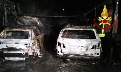 A fuoco due auto nel giardino di una casa