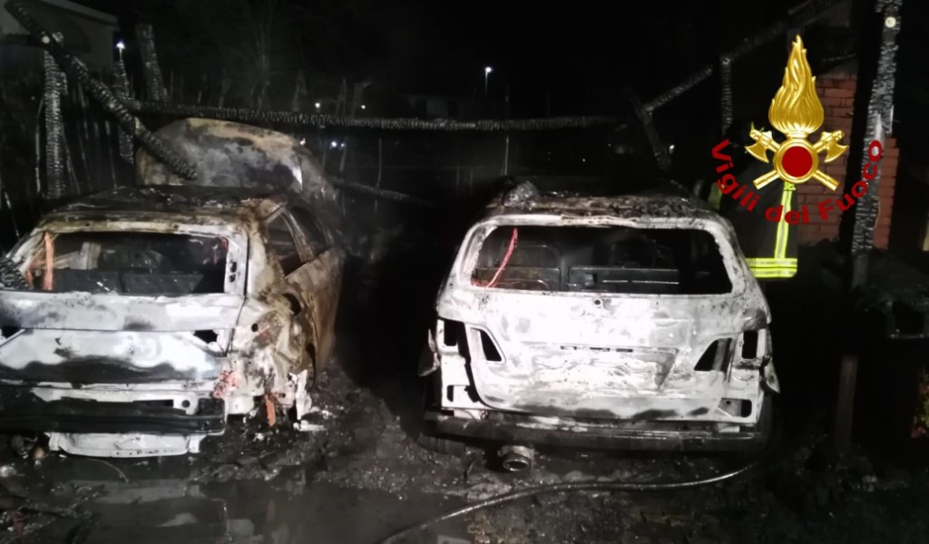A fuoco due auto nel giardino di una casa