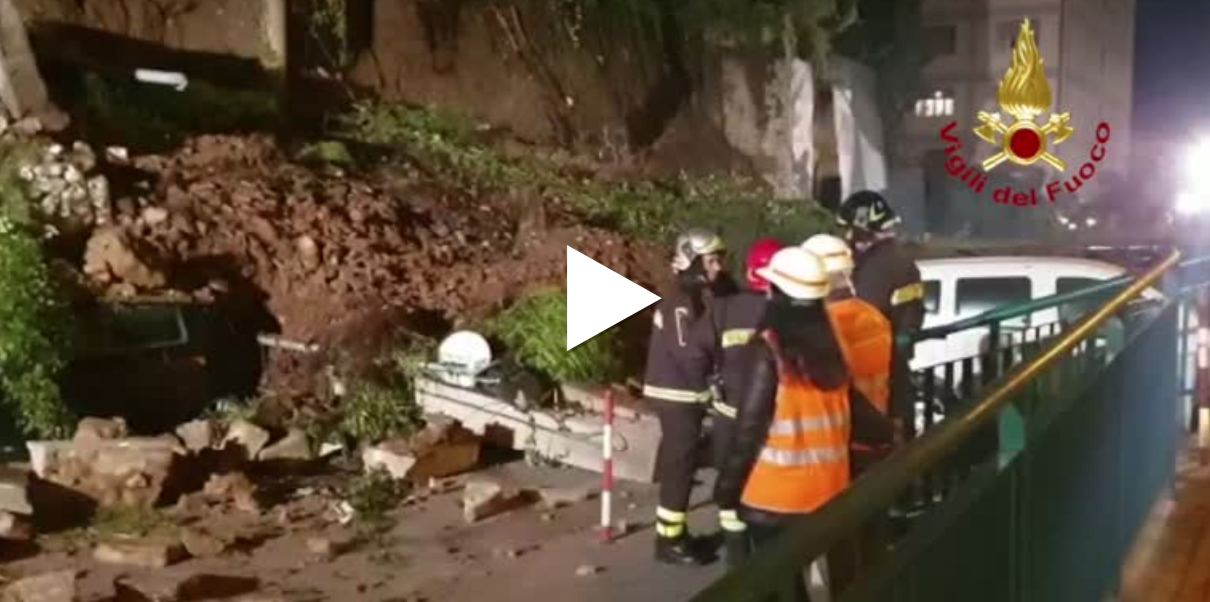 Crolla un muro: coinvolte alcune auto vicine VIDEO
