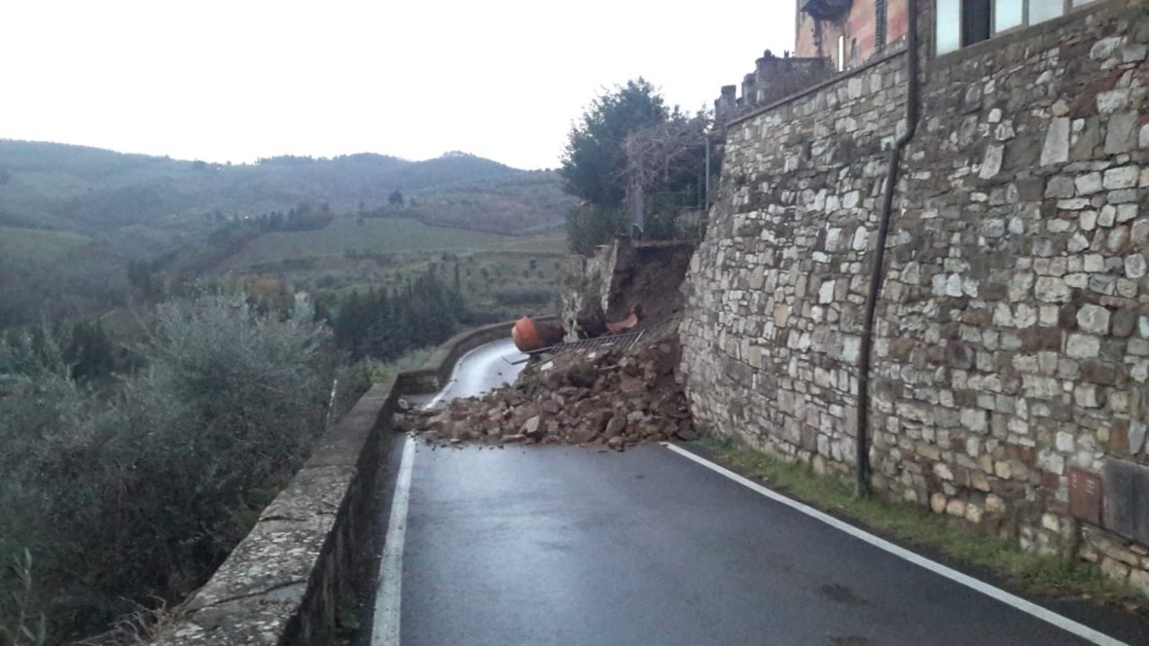 Chiusa la strada di Montefioralle per il crollo di una parte delle mura