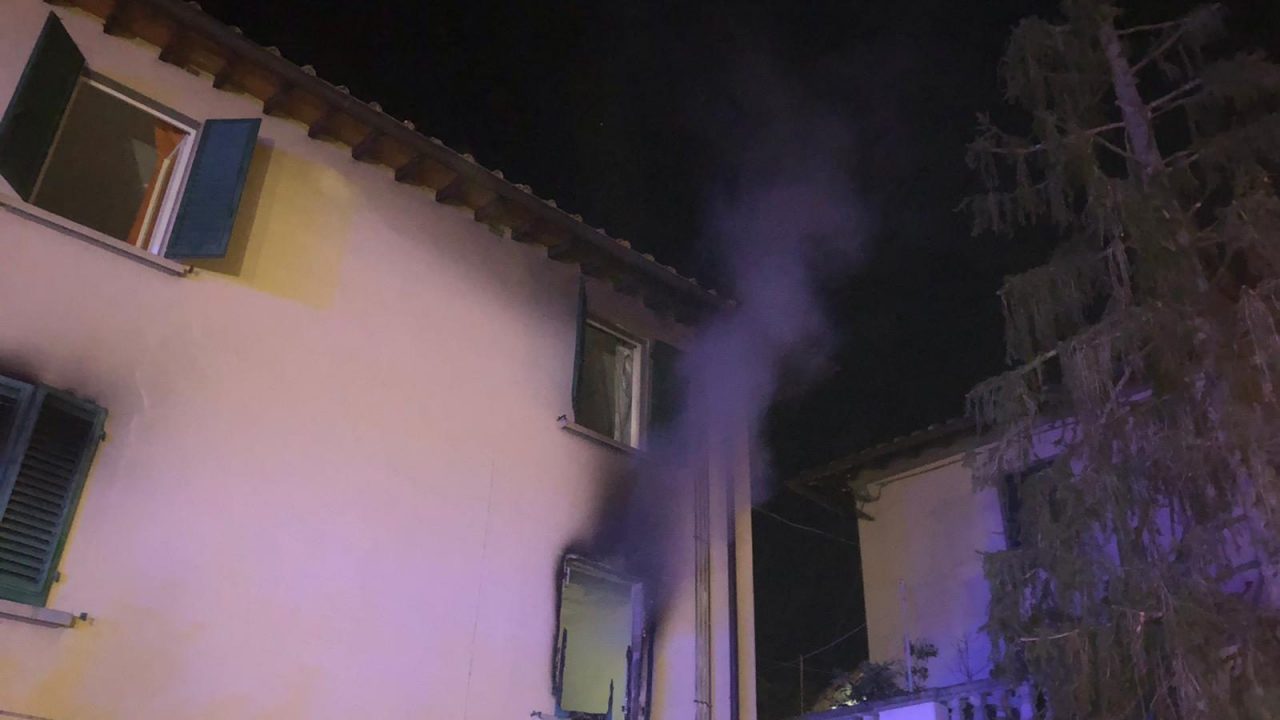 Incendio dentro un’abitazione: due persone portate in ospedale
