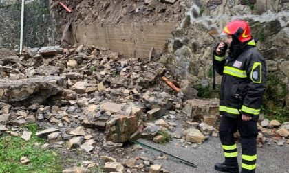 Vaiano, crolla un muro in via del Baldino: vigili del fuoco al lavoro