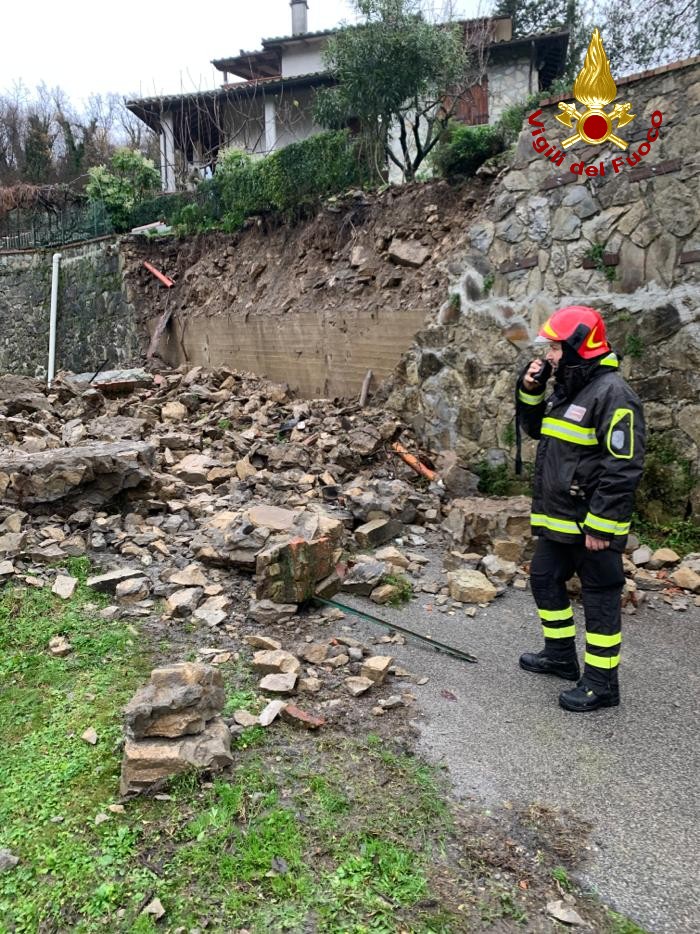 Vaiano, crolla un muro in via del Baldino: vigili del fuoco al lavoro