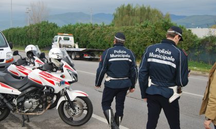 Sbanda, abbatte i pioli della ciclabile e scappa. Rintracciata grazie ai varchi elettronici