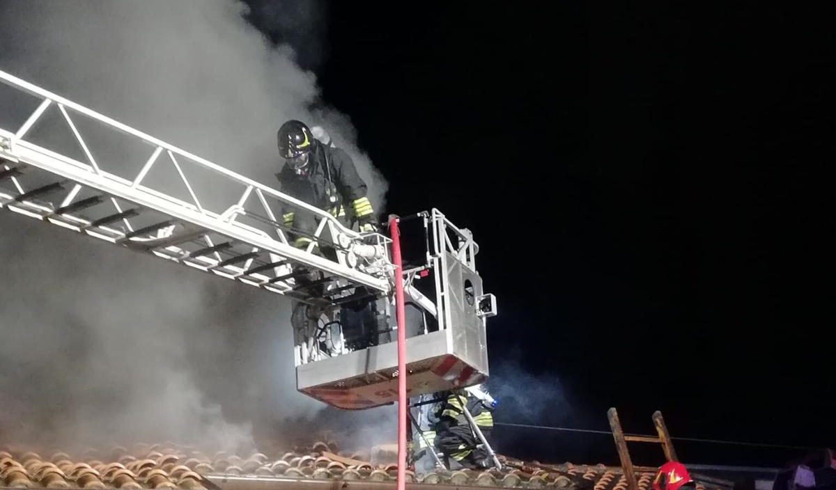 Incendio ad un tetto: intervengono i Vigili del Fuoco