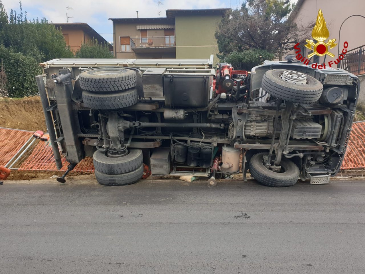 Mezzo pesante si capovolge su un lato