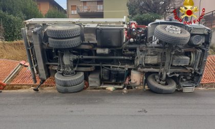 Mezzo pesante si capovolge su un lato