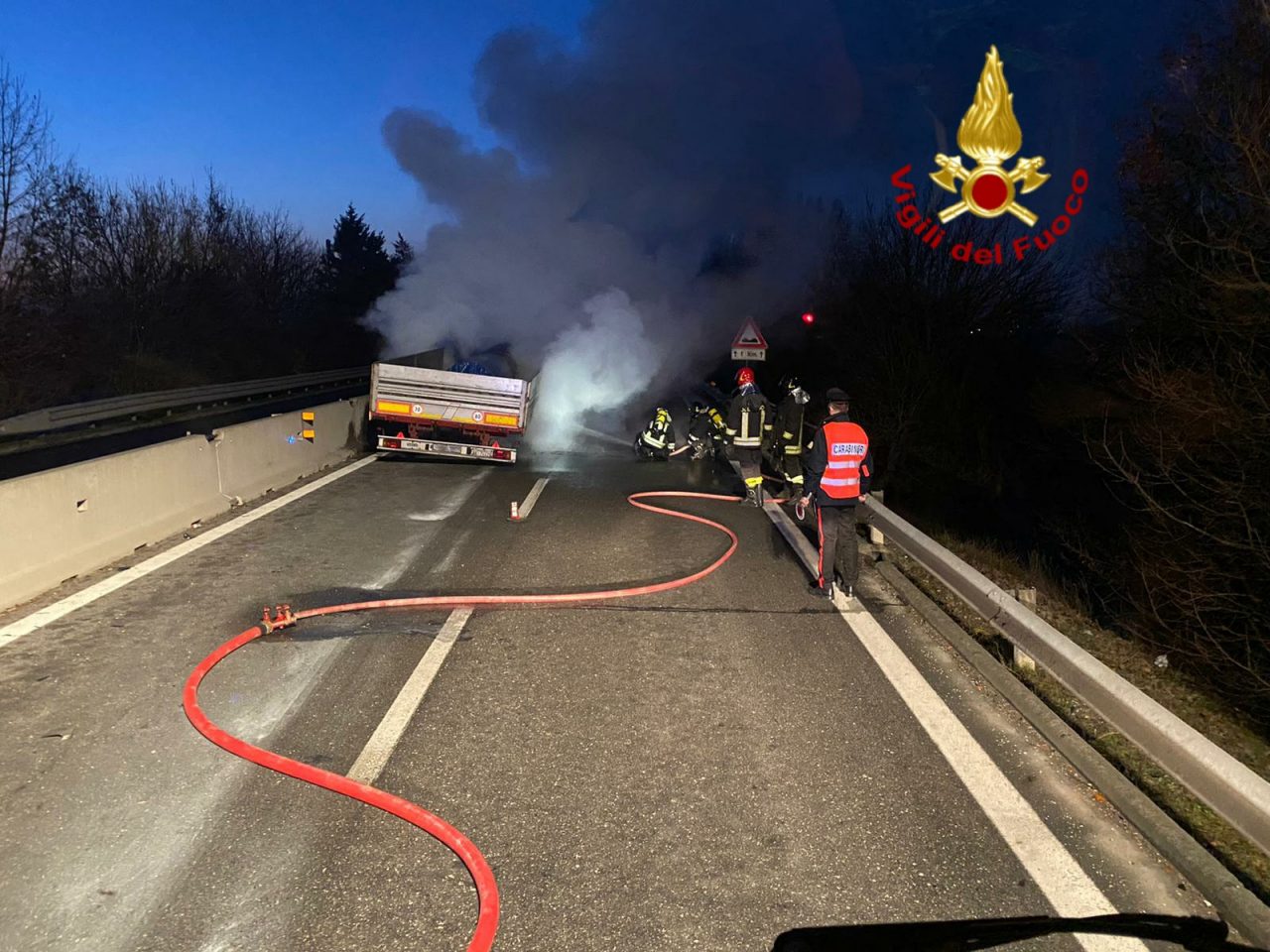 A fuoco le gomme di un mezzo pesante sulla E45