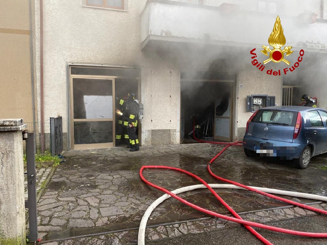Incendio scaturito in un garage al piano terra di una palazzina di due piani