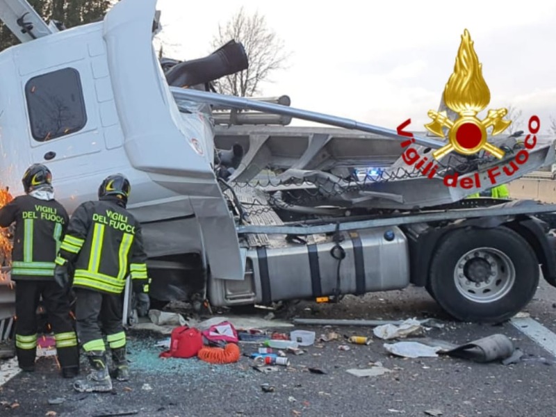 Autocisterna si ribalta sulla A1, bloccata una corsia
