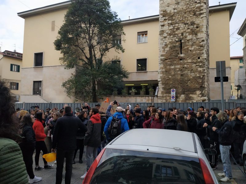 Gli studenti della scuola “Einaudi” protestano di fronte alla Provincia – VIDEO