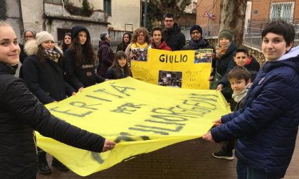 Inaugurata la panchina gialla dedicata a Giulio Regeni