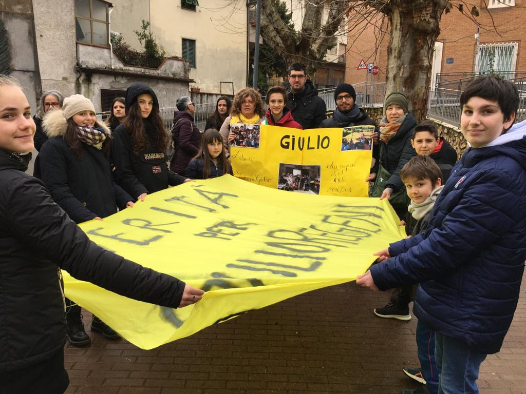 Inaugurata la panchina gialla dedicata a Giulio Regeni